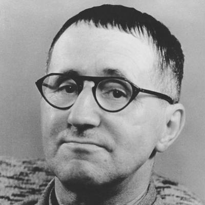 Retrato en blanco y negro de Bertolt Brecht