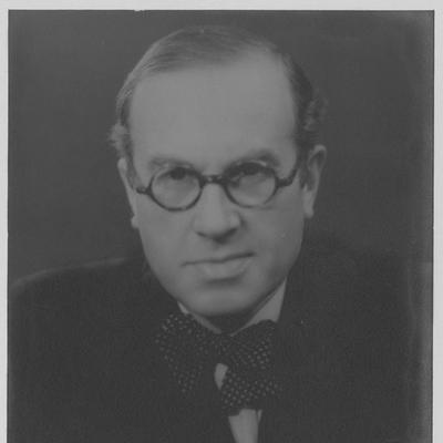 Retrato en blanco y negro de Denys Amiel