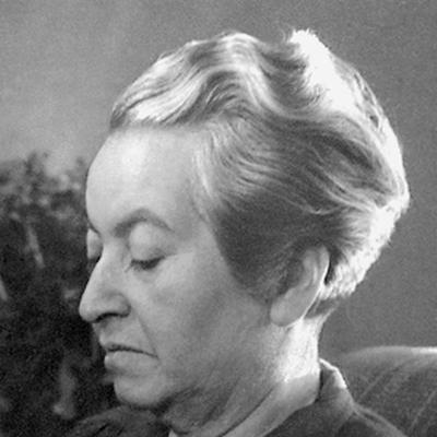 Retrato en blanco y negro de Gabriela Mistral