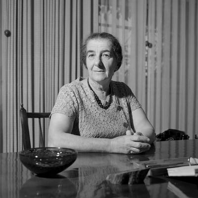 Retrato en blanco y negro de Golda Meir