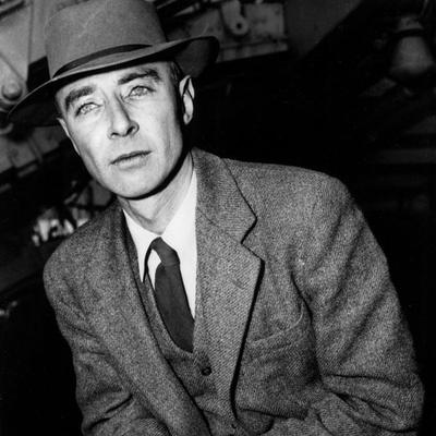 Retrato en blanco y negro de Julius Robert Openheimer
